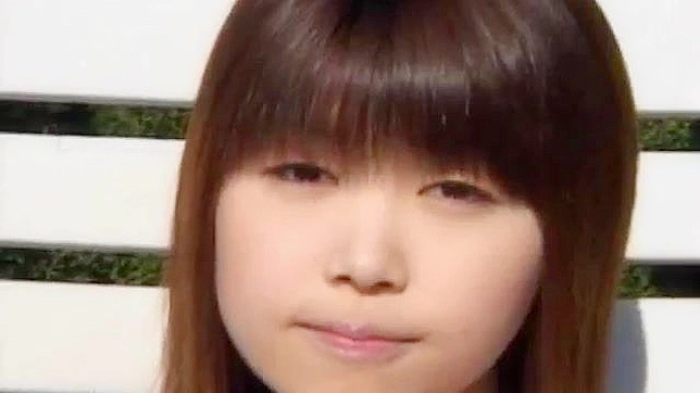 Oko Tabata se desnuda y muestra su chocha peluda en las escaleras de casa