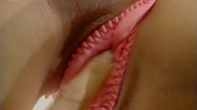 Sakamaki Riona en lencería blanca se come el coño y lo montan vídeo 4