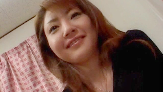 Rina Kangi con tetas juguetonas se masturba su coñito moreno