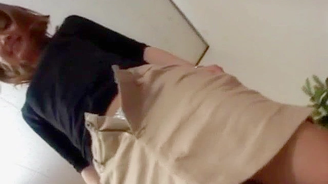 Rina Kangi con tetas juguetonas se masturba su coñito moreno