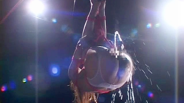Chica de enormes tetas se las aprietan con fuerza
