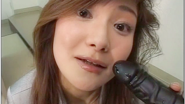 Chica Caliente Disfruta Lujuriosamente Chupando Un Dildo