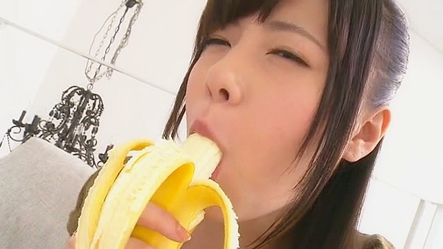 Chica Delgada y Caliente Traga Durante Sexo Hardcore