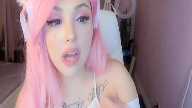 Chica de Cosplay con Cabello Rosa Enamora en Actuación En Vivo
