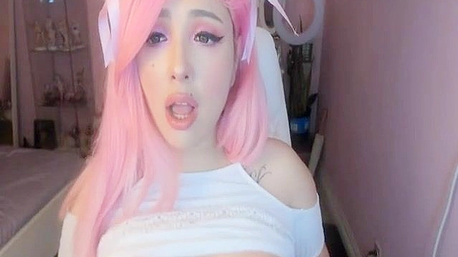 Chica de Cosplay con Cabello Rosa Enamora en Actuación En Vivo