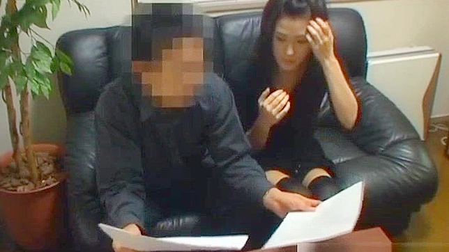 Japanese Office Lady's Horny Blowjob & Cunnilingus in Stockings!