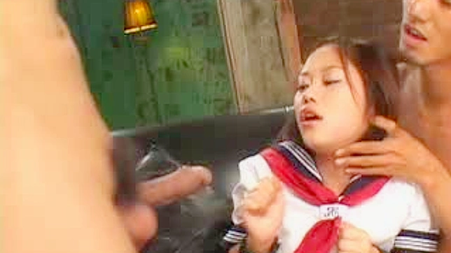 Bukkake Kinky Asiático con una chica sumisa cubierta de semen